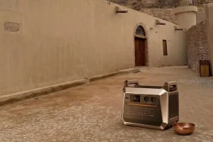 مولد طاقة شمسية محمول مع لوح شمسي قابل للطي يتم شحنه تحت أشعة الشمس