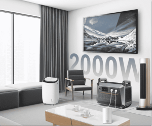 Estación de energía portátil de 2000W alimentando dispositivos en una sala de estar moderna durante un apagón.