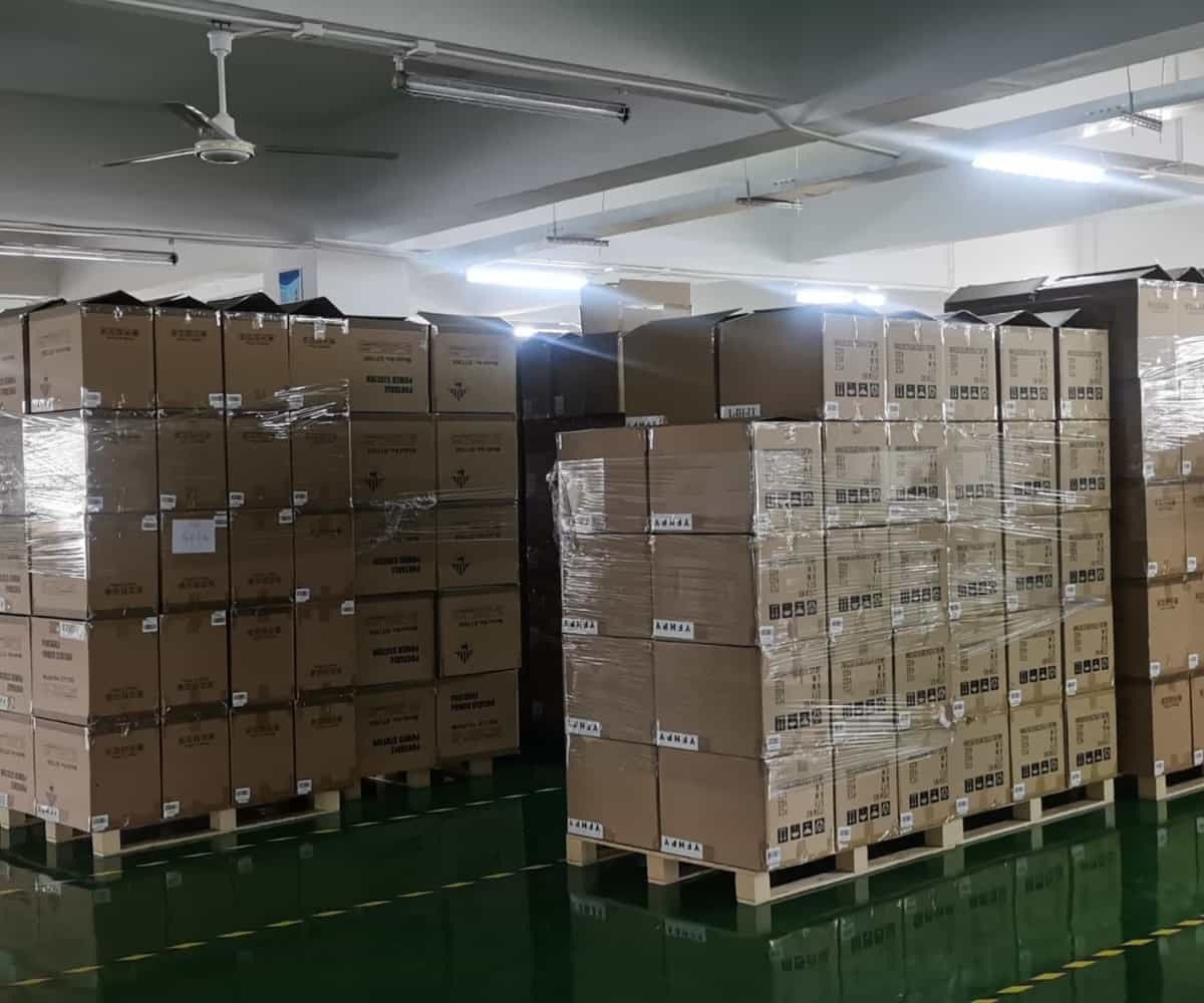 Cajas de estaciones de energía portátiles apiladas y embaladas en el almacén de Piforz, listas para distribución y venta al por mayor.