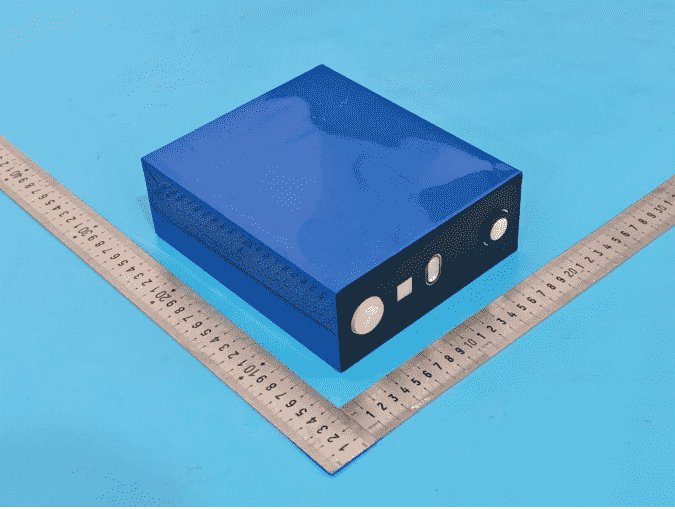 Celda de batería LiFePO4 prismática de grado A, utilizada en los sistemas de almacenamiento de energía Piorz, mostrada con reglas para dimensionamiento.