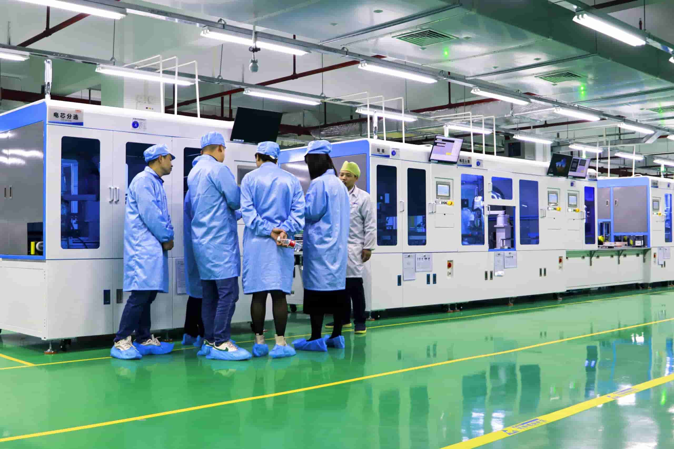 Ingenieros de Piforz supervisando la maquinaria de clasificación automatizada de celdas de batería en el área de control de calidad.