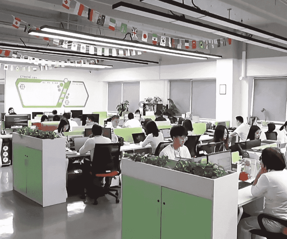 Oficina corporativa de Piforz con el equipo de ventas internacionales y soporte trabajando para clientes y distribuidores B2B globales.