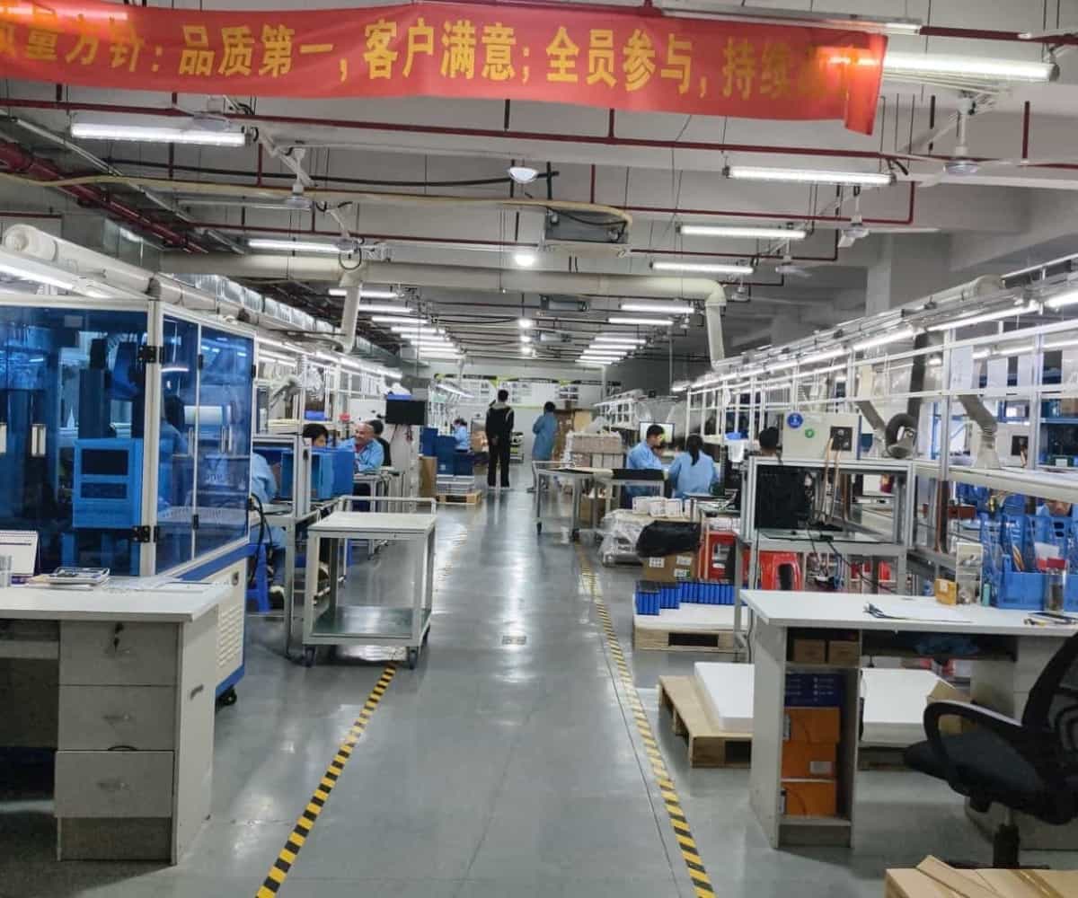 Trabajadores operando en la línea de ensamblaje estandarizada de baterías de energía limpia en las instalaciones de manufactura de Piforz.