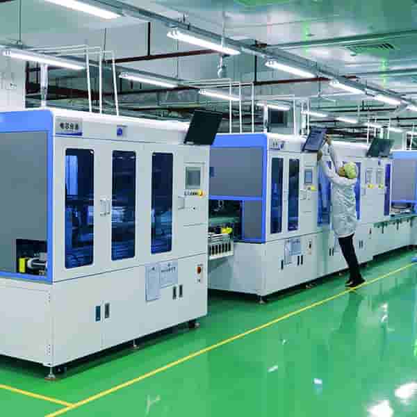 Maquinaria automatizada para el ensamblaje de módulos de batería en la fábrica de Piforz en China.