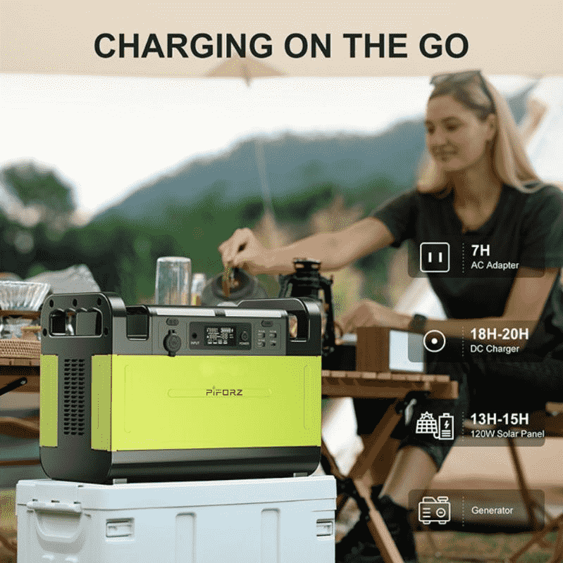  Estación de energía PF1500 sobre una hielera en un campamento, mostrando opciones de carga solar y de red.