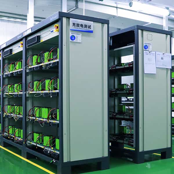 Gabinetes de prueba de carga y descarga para celdas de batería en el laboratorio de Piforz.