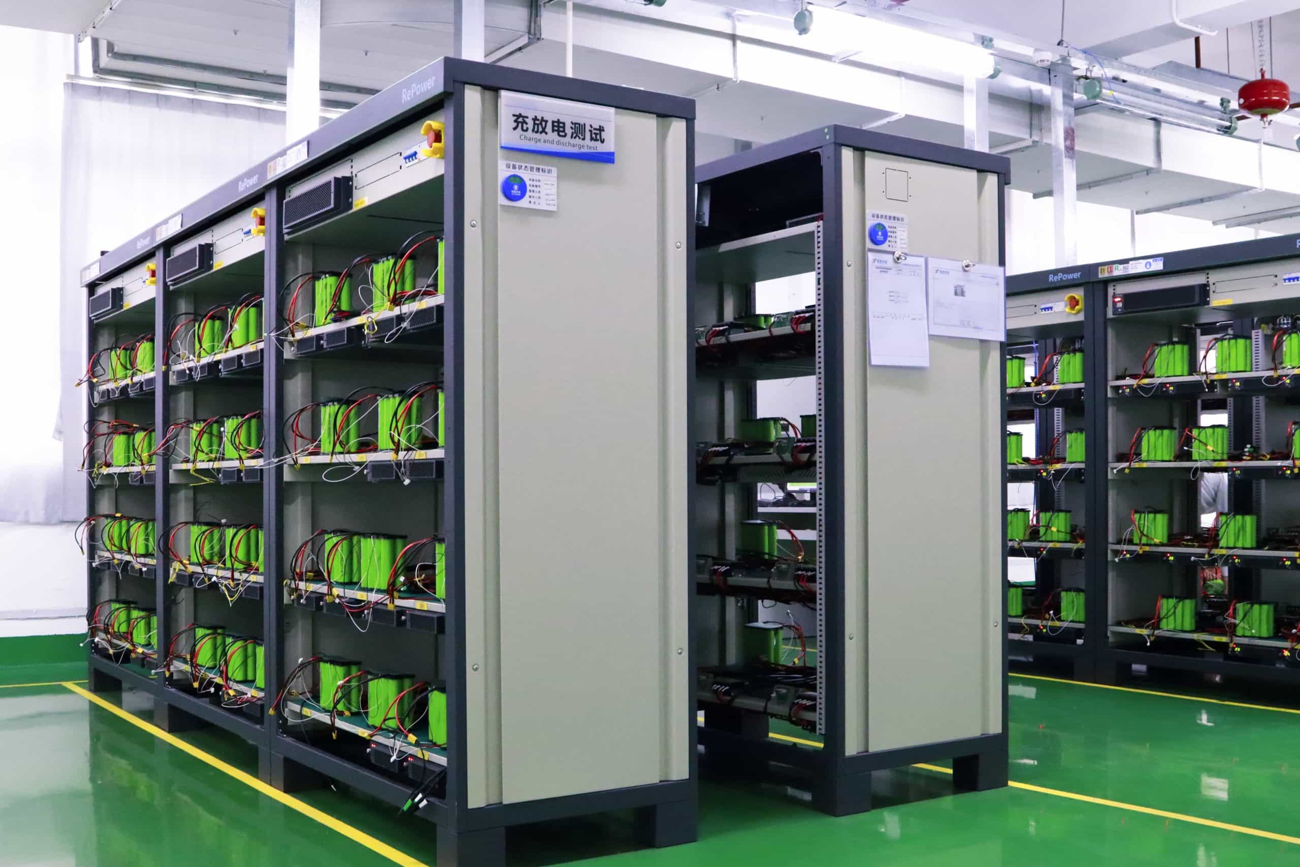 Estantes de prueba de envejecimiento por carga y descarga para evaluar el ciclo de vida de los paquetes de baterías de litio.