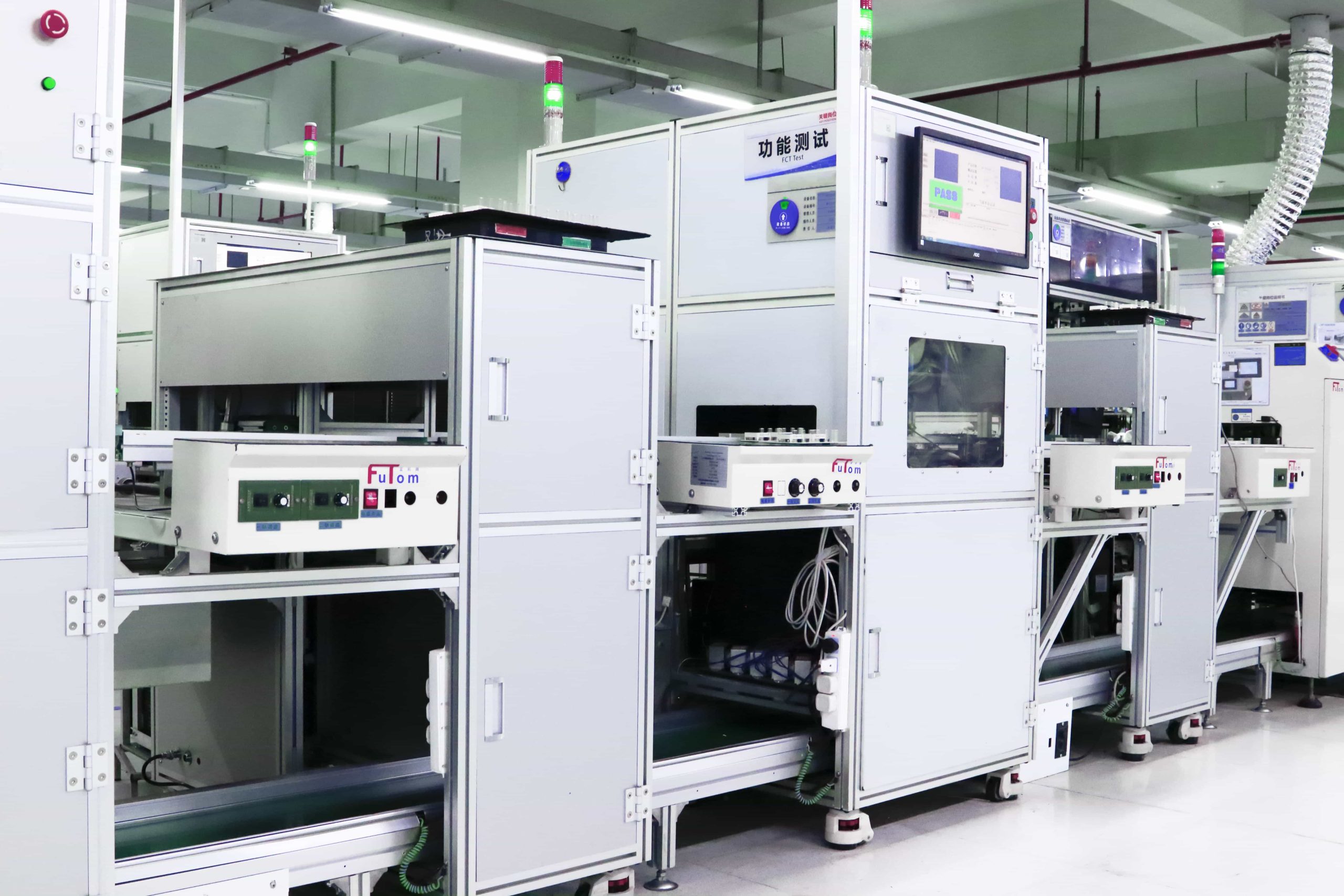 Máquina de pruebas funcionales para estaciones de energía portátiles en el laboratorio de calidad de Piforz.