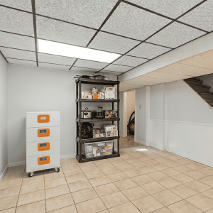 Un sistema de energía de respaldo para el hogar instalado en un interior moderno, garantizando electricidad estable.