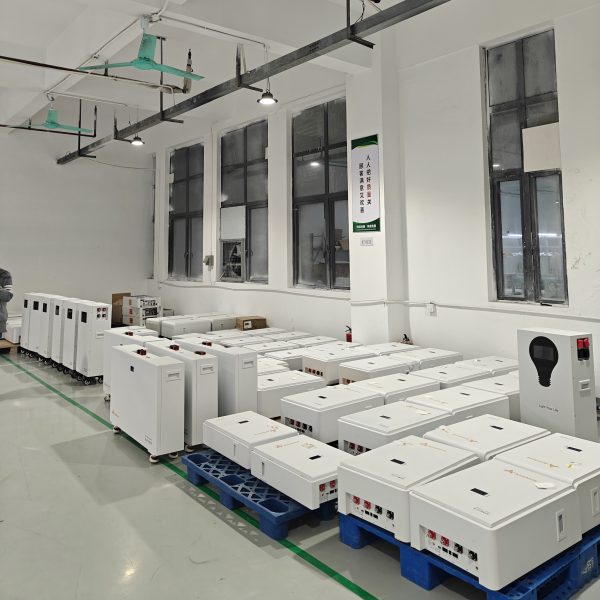 Sistema de respaldo de energía residencial inteligente todo en uno: almacenamiento de batería doméstica móvil LiFePO4 de 6 kW y 16 kWh con inversor solar híbrido - Imagen 4