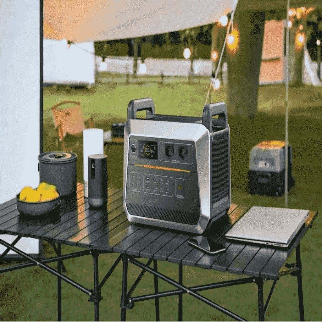  Generador portátil de gran capacidad alimentando dispositivos electrónicos en una mesa de camping