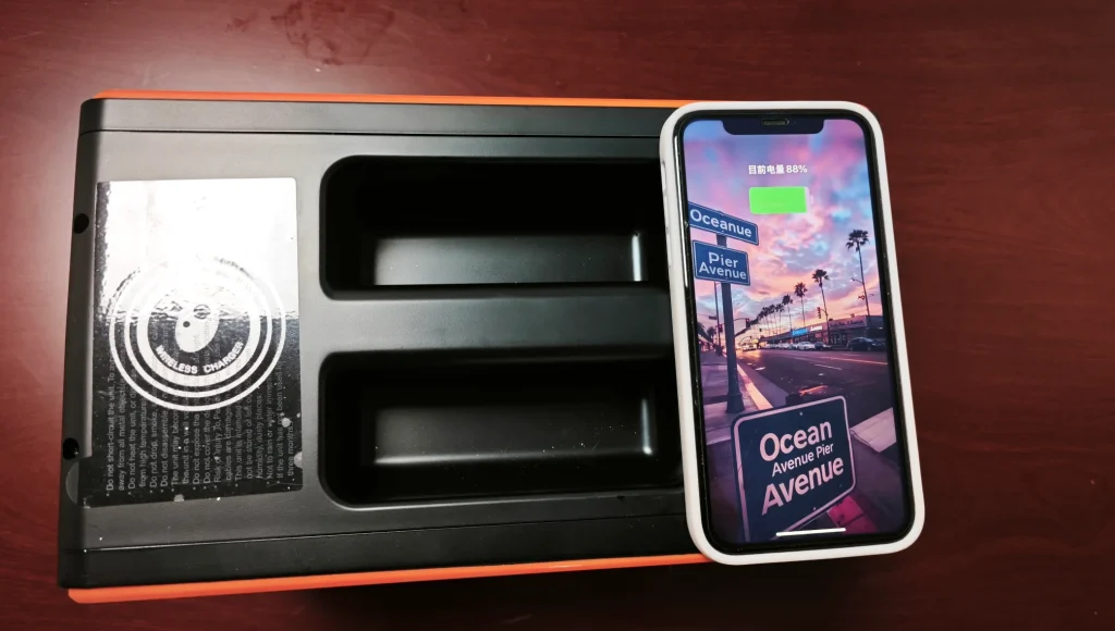 Smartphone cargándose de forma inalámbrica en la parte superior de la estación de energía portátil Piforz.