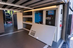 Instalación de sistema eléctrico y batería auxiliar autocaravana 100ah en el compartimento del habitáculo.
