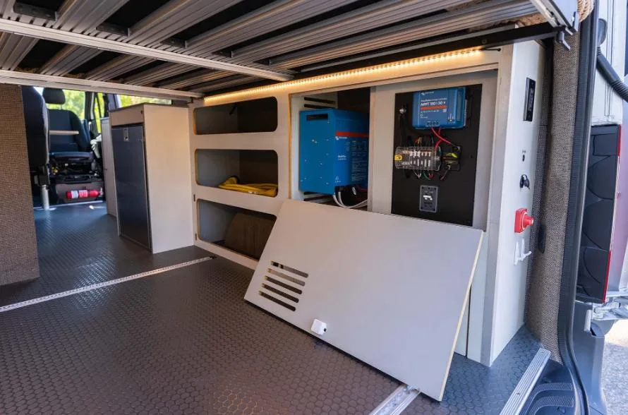 Instalación de sistema eléctrico y batería auxiliar autocaravana 100ah en el compartimento del habitáculo.