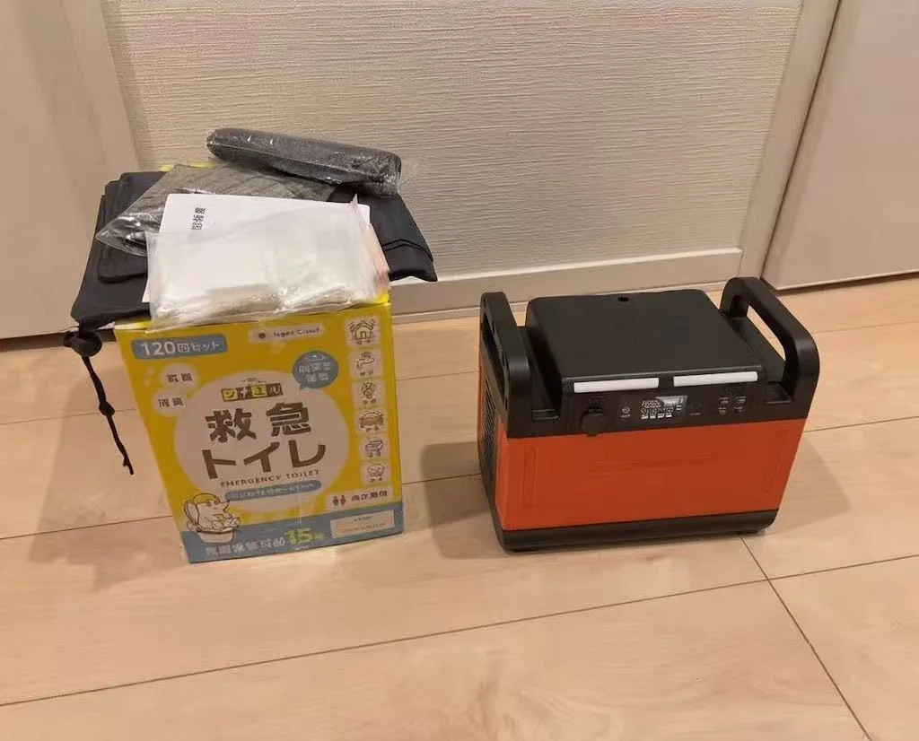非常用トイレなどの防災グッズの横に設置された1210Whのポータブル電源