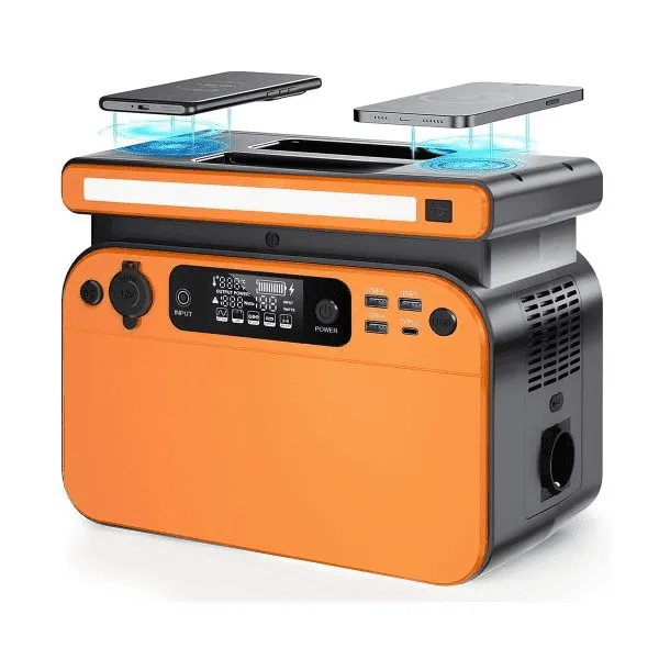 ワイヤレス充電エリアや多様なAC・USB出力ポート、液晶ディスプレイを搭載した小型ポータブル電源の全体像。