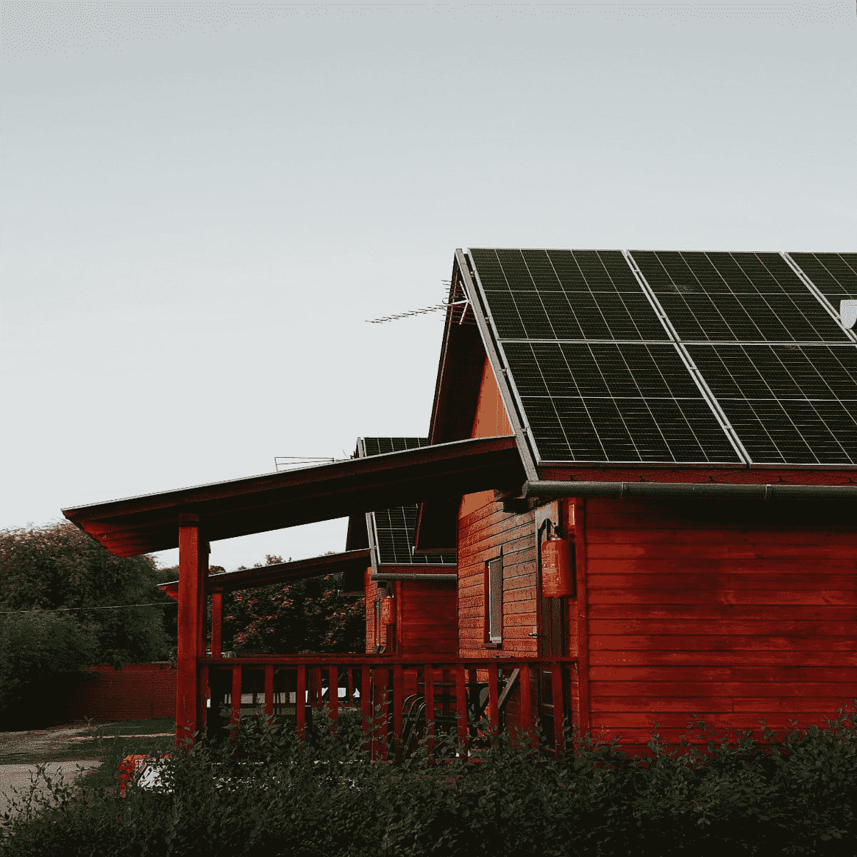 A modern residential home featuring rooftop solar panels integrated with the best battery for solar system to ensure 24/7 power backup.