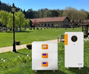 Illustration comparing on-grid, off-grid, and hybrid solar systems connected to utility grid and battery storage